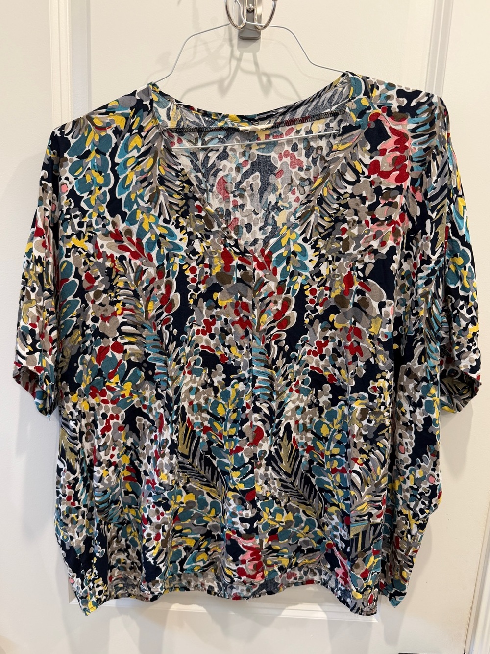 JODIFL Navy Multicolor V-Neck Printed Top